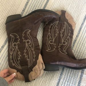 Brown cowboy / cowgirl boots